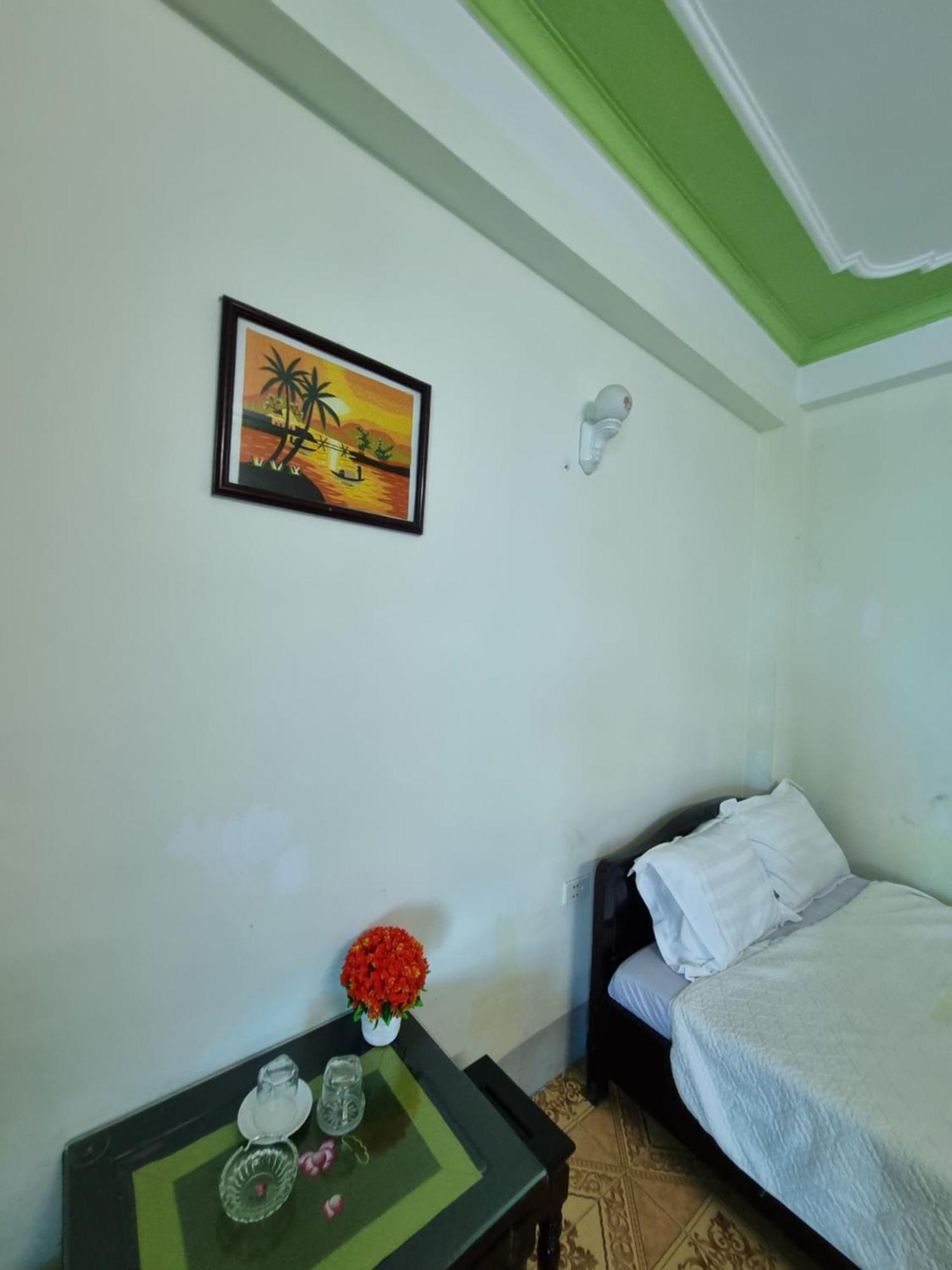 Hotel Khach San Vien Dong Cửa Lò Esterno foto